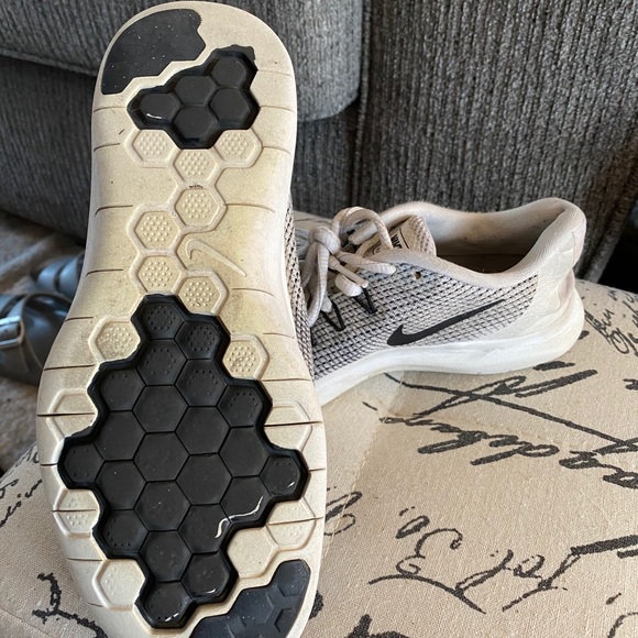 Women’s Nike Tennis shoes - Picture 2 of 2